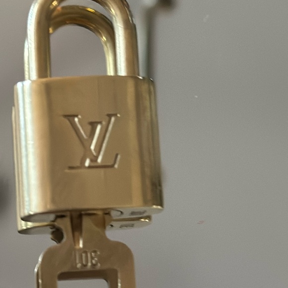 Authentic Louis Vuitton, Made in France Brass Lock & Key #301 with Monogram - Picture 5 of 9